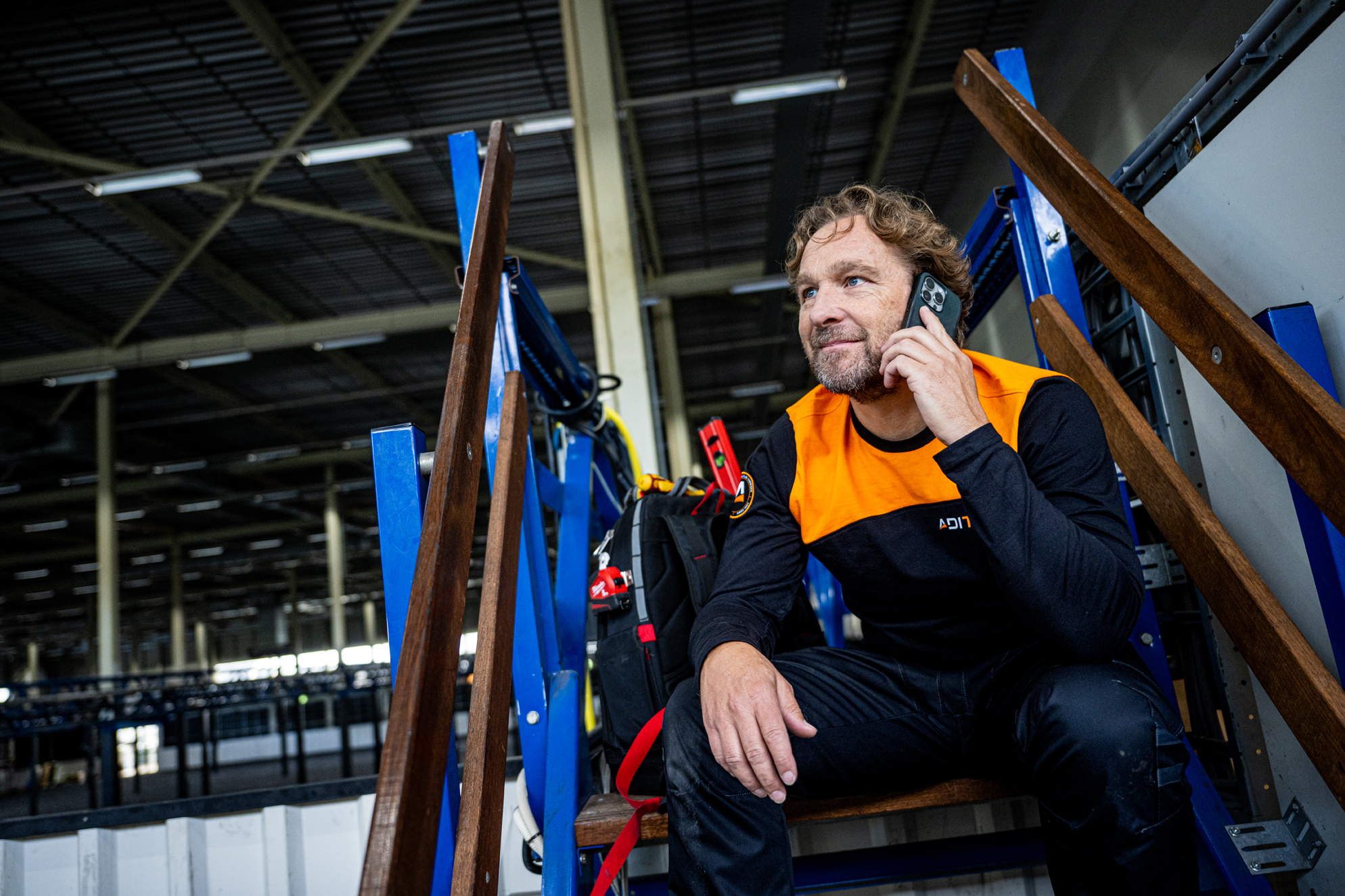 Monteur die oud collega opbelt voor een nieuwe baan