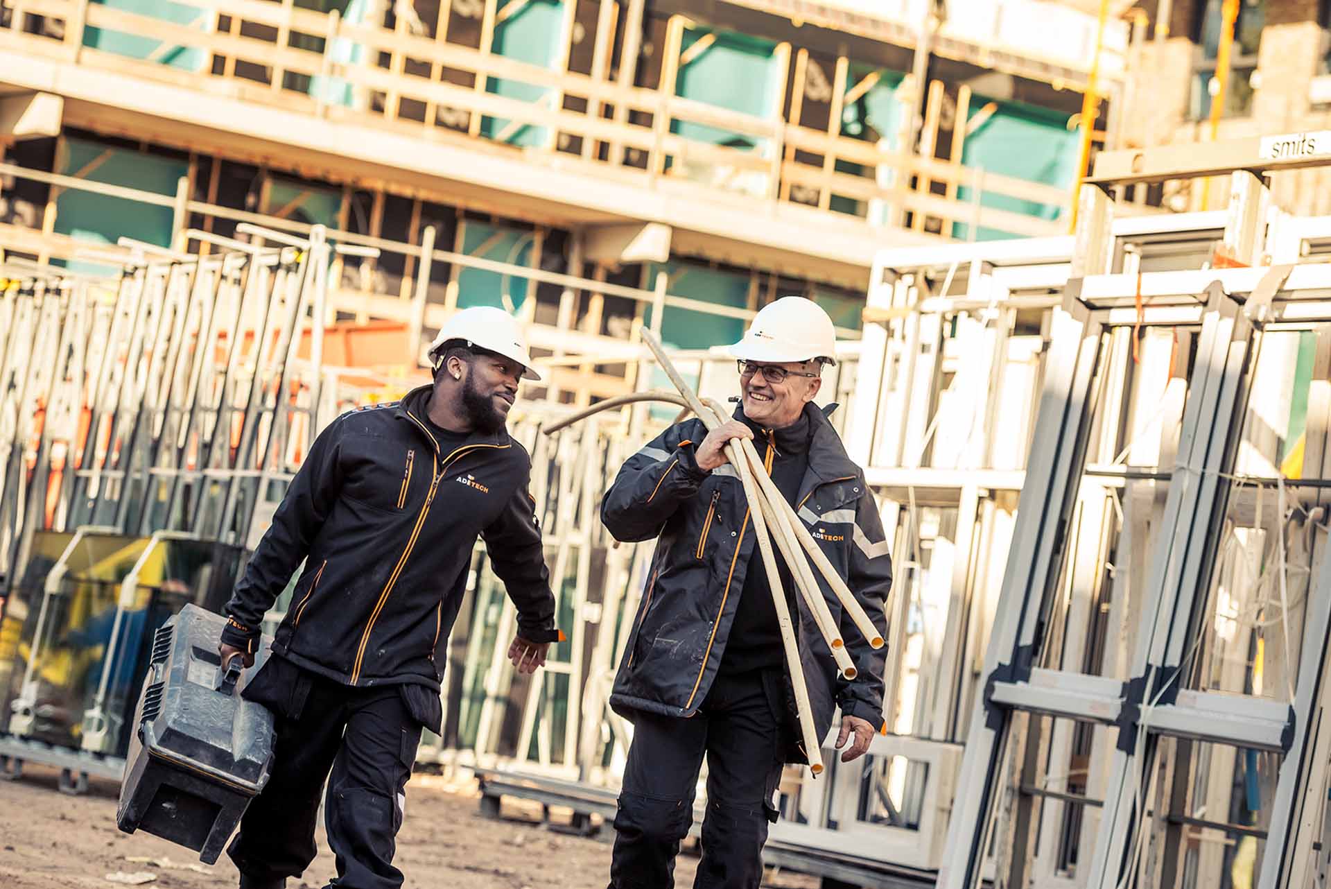 Twee omgeschoolde monteurs aan het werk via Aditech