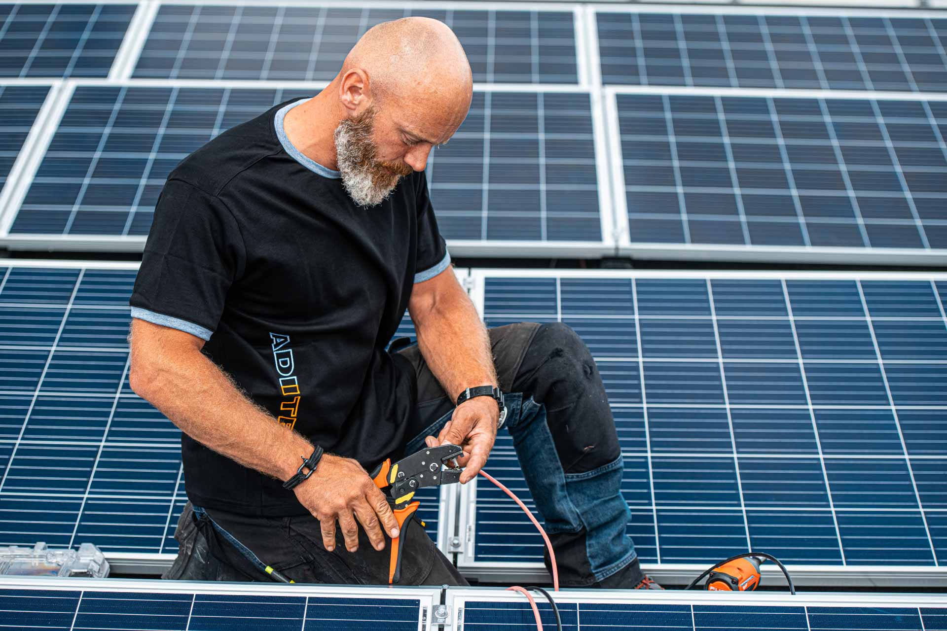 elektromonteur die zonnepanelen plaatst